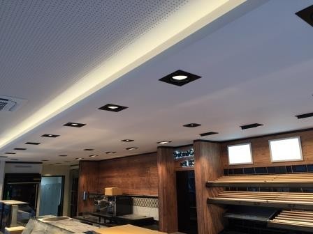 Gastronomie-Innenausbau mit Echtholzwand, Lichtkante und Trockenbaudecke – Pidic Mönchengladbach