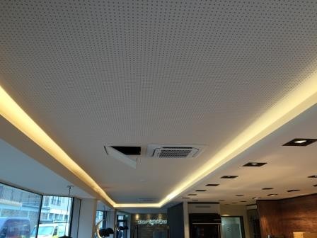 Geschwungene Akustikdecke mit indirekter Lichtführung in einem Showroom am Niederrhein – Trockenbau Pidic