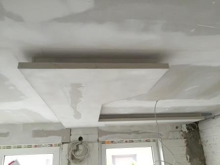 Abgehängte Trockenbaudecke im Rohbau während der Spachtelarbeiten