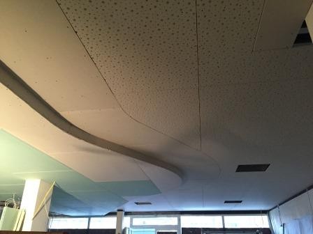Fertiggestellte geschwungene Designdecke mit Akustikperforation – Pidic Trockenbau