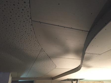 Perforierte Akustik-Designdecke mit organischer Form