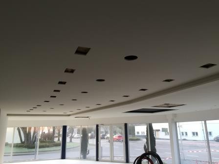 Bürodecke mit präzisen Einbauspots an einer Fensterfront
