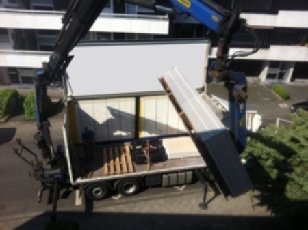 Anlieferung von Trockenbauplatten per Kran auf der Baustelle
